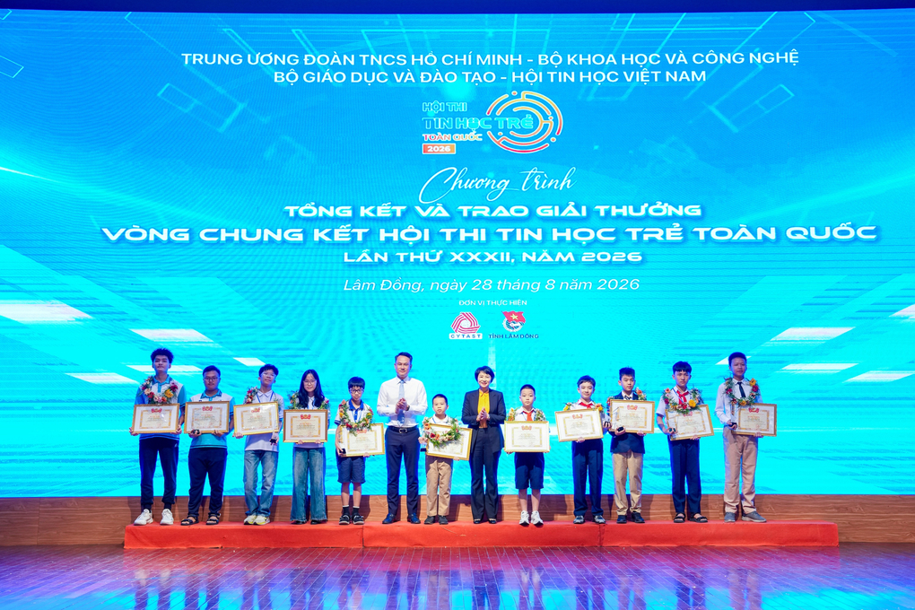 Các học sinh đạt giải nhất Hội thi Tin học trẻ toàn quốc 2026 trên sân khấu nhận giải từ ban tổ chức. Ảnh: Trung Hiếu