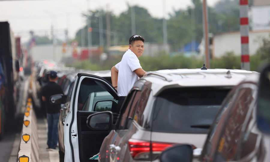 10-km traffic jam paralyzes Ho Chi Minh City eastern gateway as National Day holiday kicks off
