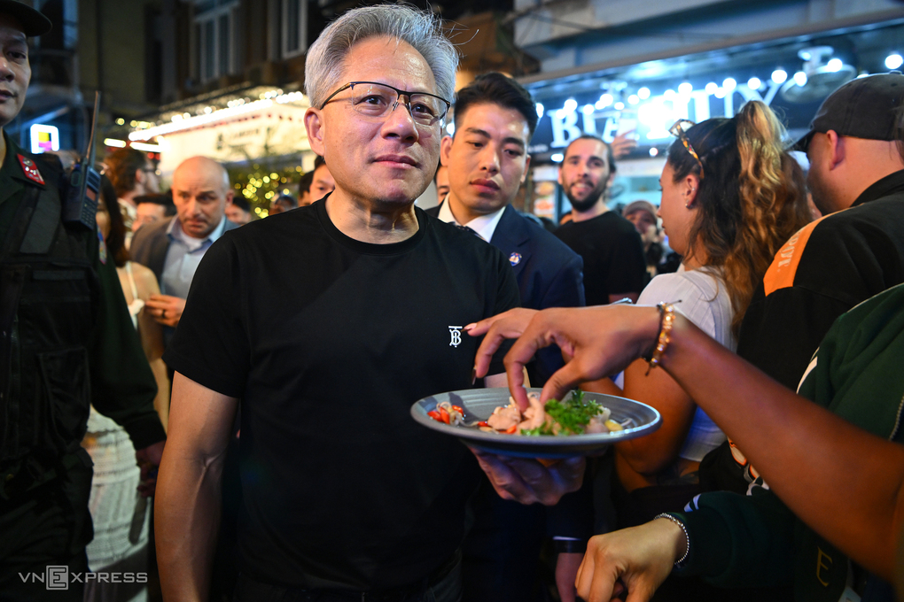 CEO Nvidia Jensen Huang dạo phố cổ, ăn tối trong chuyến thăm lần thứ hai của ông tới Việt Nam, ngày 5/12/2024. Ảnh: Giang Huy