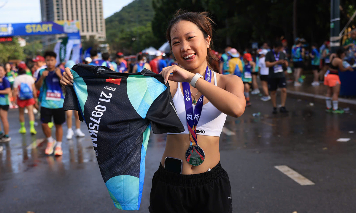 Runner khoe huy chương, áo hoàn thành 21km tại VnExpress Marathon Vũng Tàu