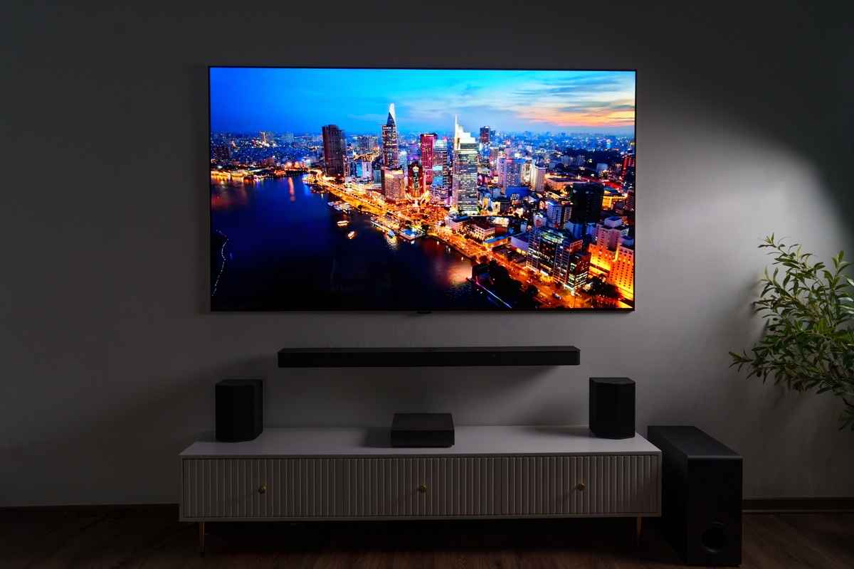 LG OLED evo AI W6 - TV 'dán tường' giá 220 triệu đồng