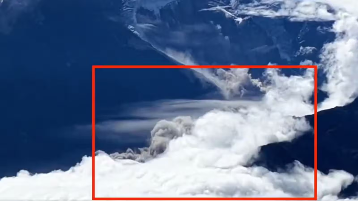 Khoảnh khắc sông băng sụp đổ, kích hoạt lũ quét ở Nepal