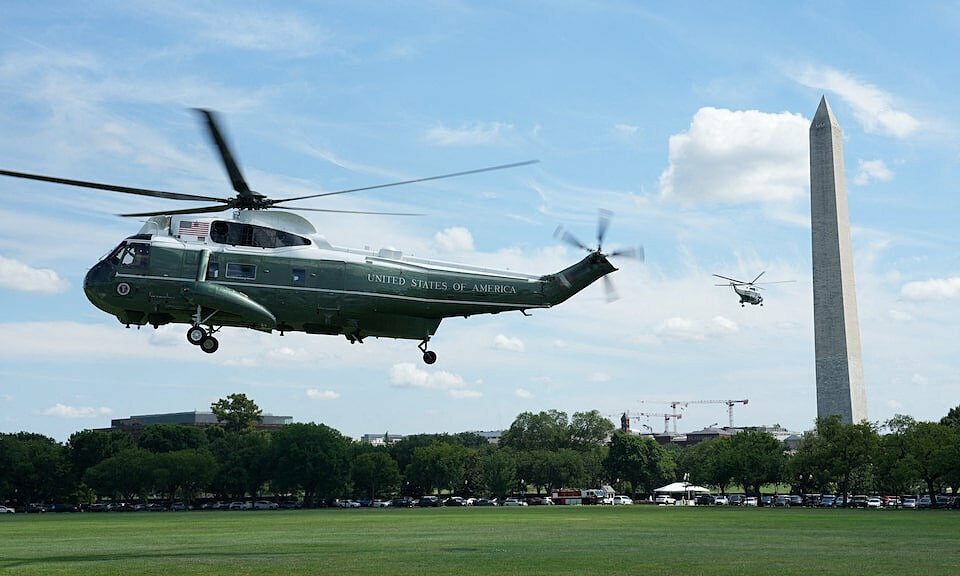 Công trình ở Nhà Trắng có thể là nguyên nhân khiến phi cơ dân dụng áp sát Marine One