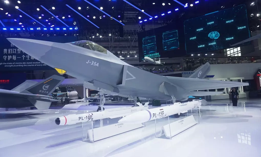 Mô hình tiêm kích tàng hình J-35A trưng bày tại triển lãm hàng không Chu Hải tháng 11/2024. Ảnh: AFP