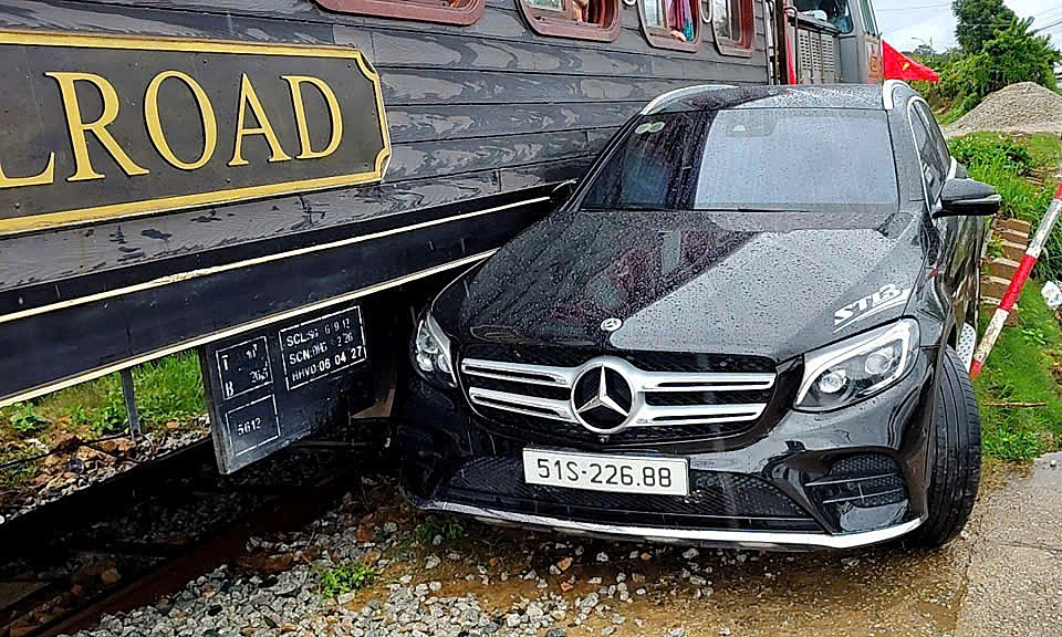 Xe Mercedes băng ngang đường ray bị tàu du lịch tông