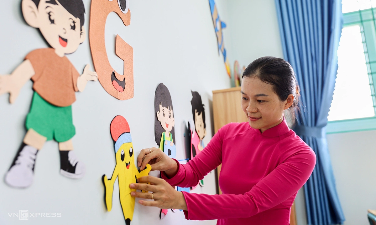 Thầy cô cấp tập chuẩn bị năm học mới sau sáp nhập trường