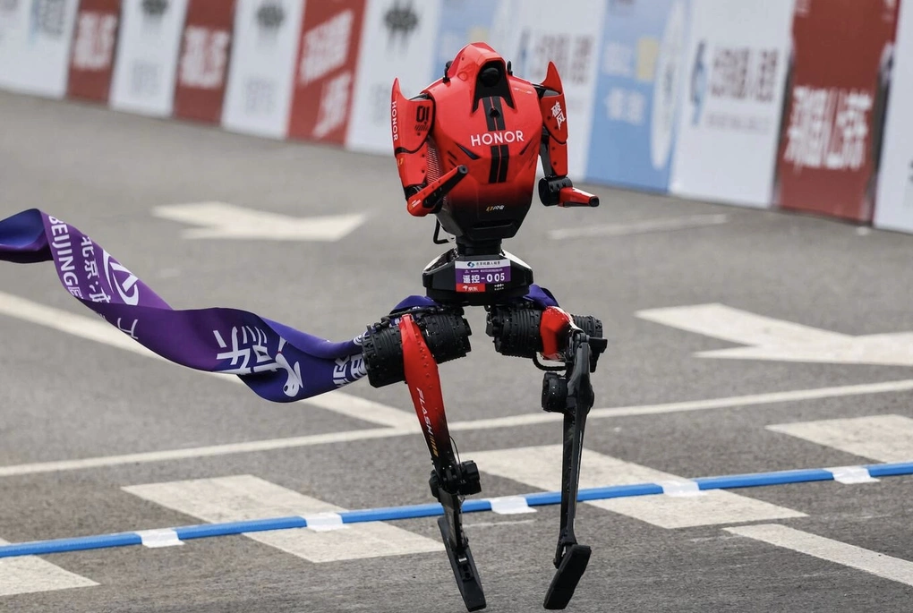 Lightning robot về đích thứ hai tại vòng loại 100 m Thế vận hội robot hình người thế giới, với thành tích 9,47 giây. Ảnh:Reuters