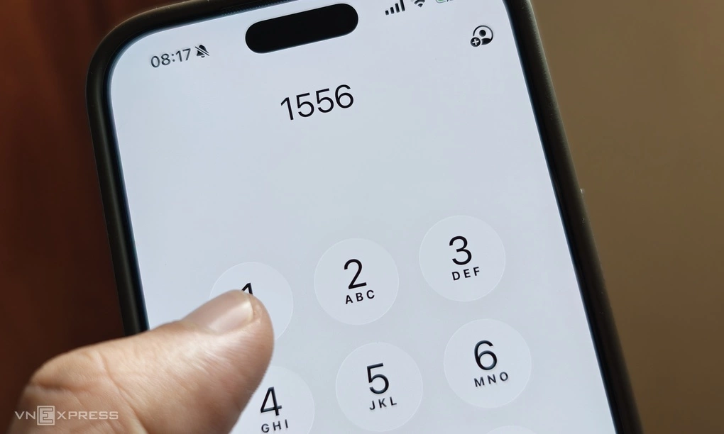 Điện thoại đang bấm số 1556. Ảnh: Lưu Quý