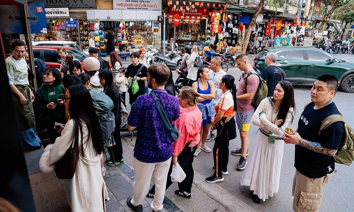 Đội nắng xếp hàng 'đu trend' đồ uống 70 K