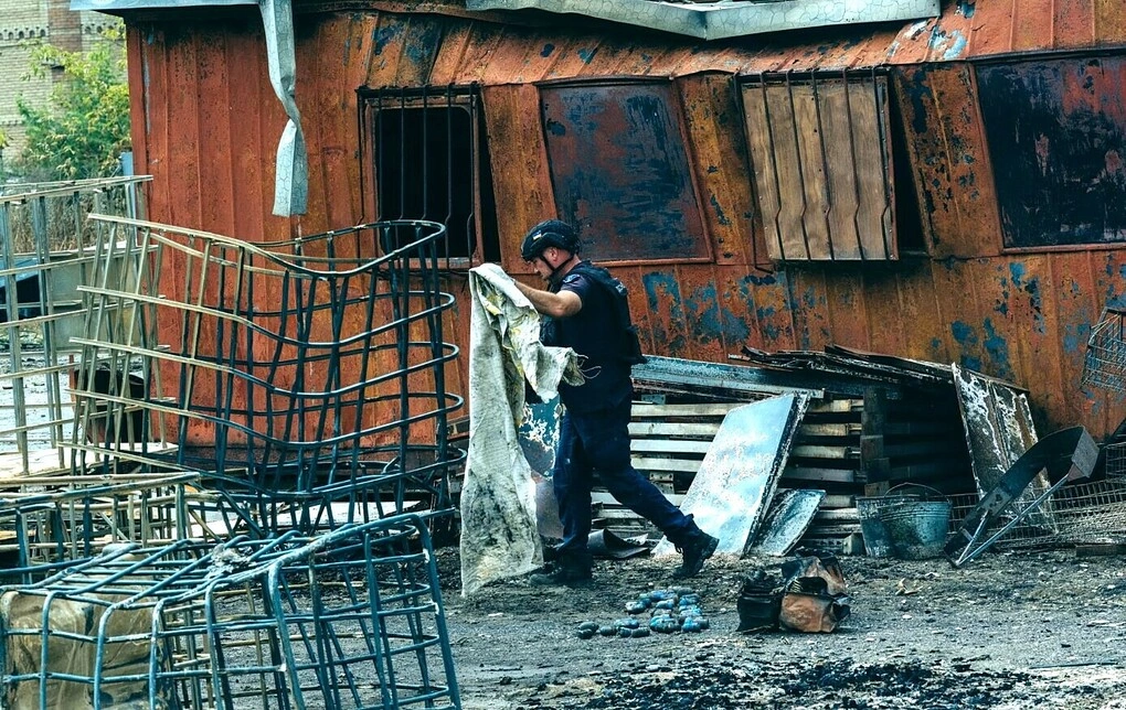 Lực lượng chức năng Ukraine chưa hoàn tất xử lý hiện trường vụ nổ kho đạn tại Myla tính đến ngày 30/8. Ảnh: Guardian