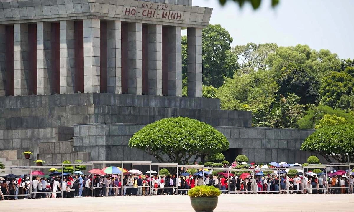 Đông người đổ về Quảng trường Ba Đình đón lễ Quốc khánh