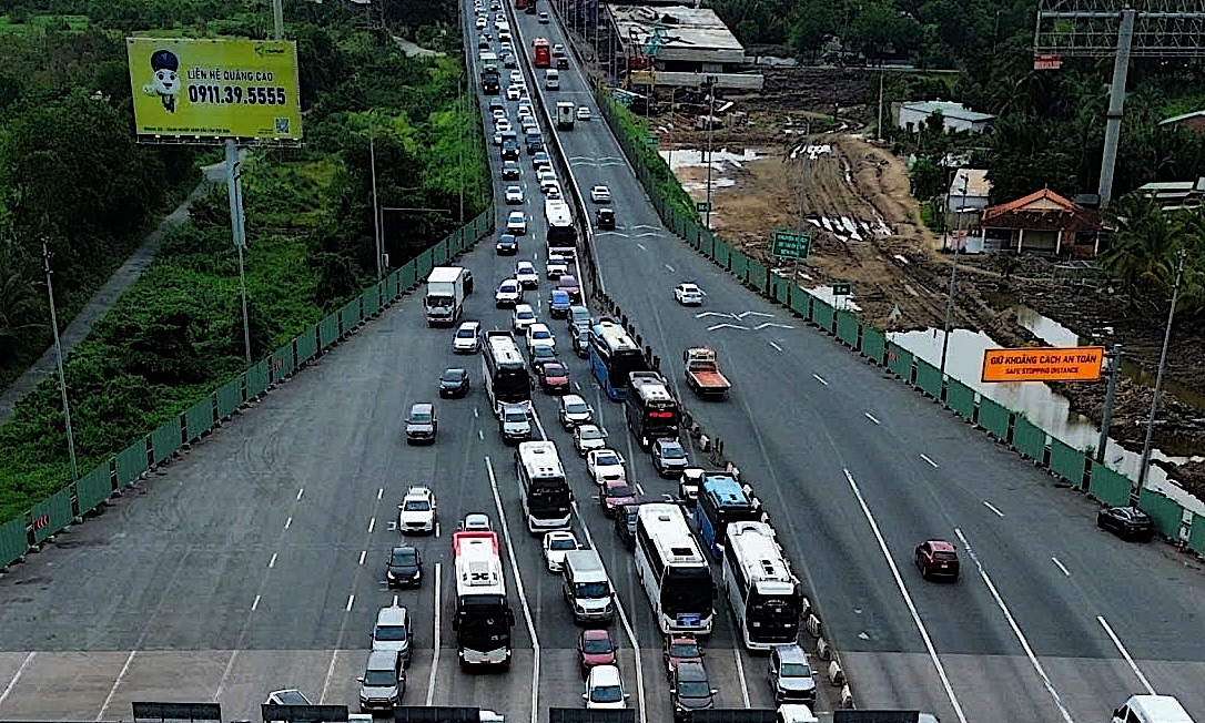 Người dân đổ về TP HCM sớm, CSGT mở làn khẩn cấp