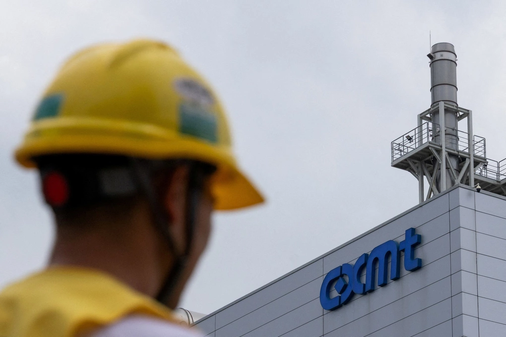 Workers stand outside the CXMT factory in China. Photo: Chosun
