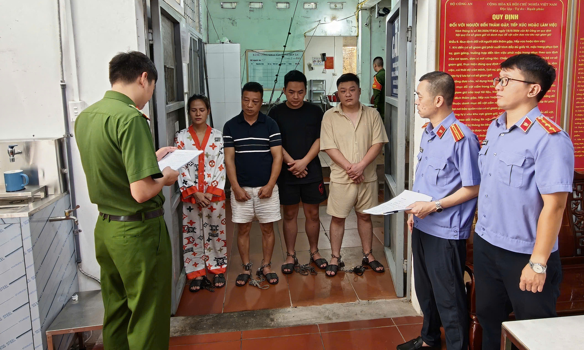 Bốn người hành hung tài xế taxi từ chối chở quá tải bị tạm giữ