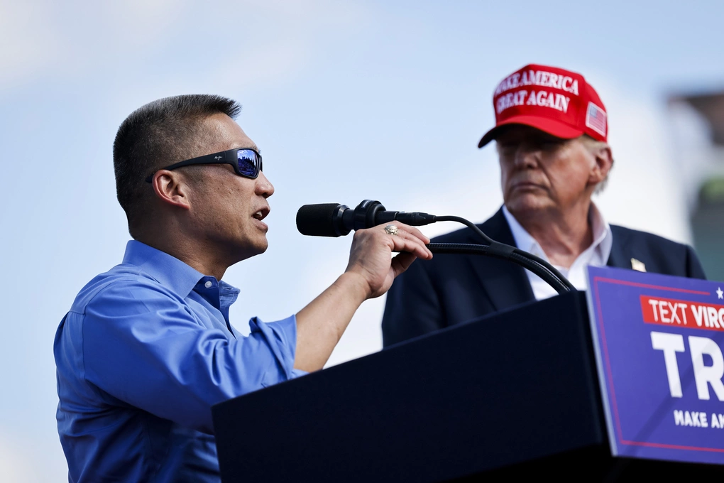 Ông Hùng Cao cùng ông Donald Trump trong cuộc mít tinh ở Chesapeake, Virginia, hồi tháng 6/2024. Ảnh: Reuters