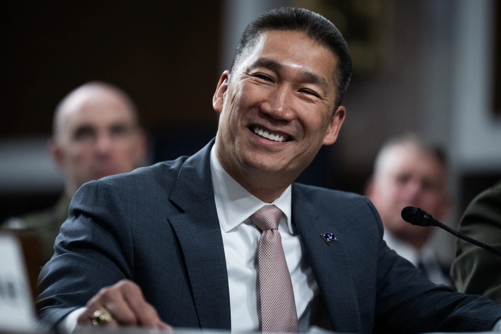Quyền Bộ trưởng Hải quân Mỹ Hùng Cao tại thủ đô Washington ngày 19/5. Ảnh: Reuters