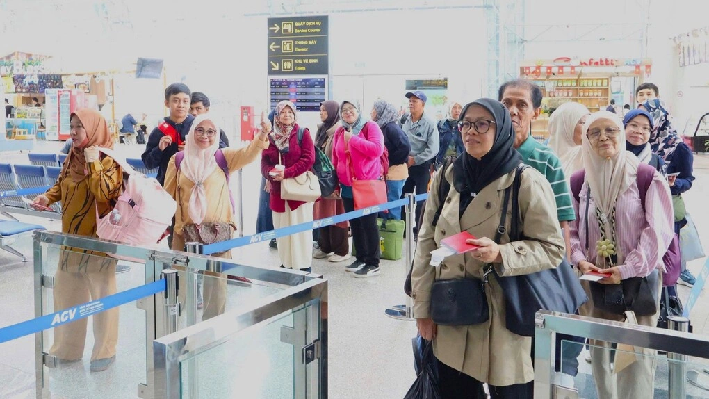 Du khách trên chuyến bay của hãng AirAsia từ Kuala Lumpur đến Đà Lạt, sáng 2/9. Ảnh: Chi Yêng