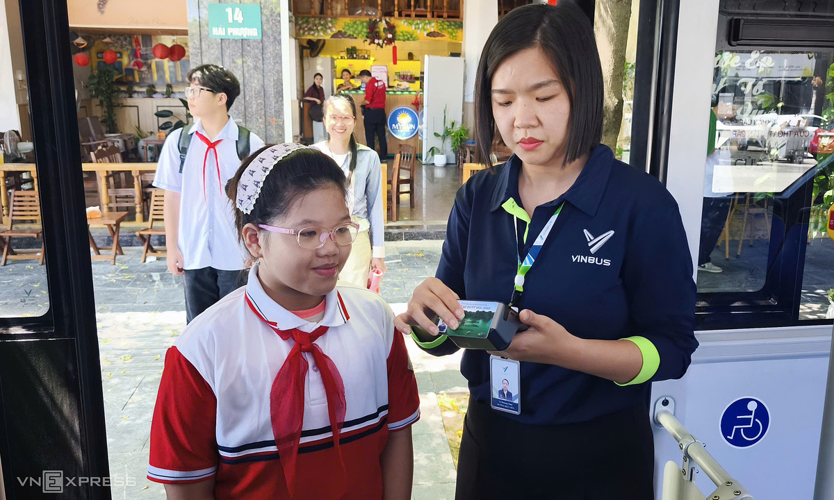 Ngày đầu xe buýt điện đưa đón học sinh miễn phí ở Quảng Ninh