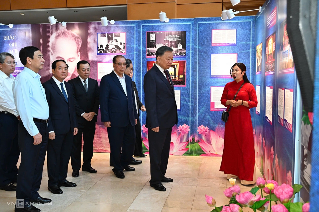 Tổng Bí thư, Chủ tịch nước Tô Lâm cùng lãnh đạo, nguyên lãnh đạo Đảng, Nhà nước thăm triển lãm Những tấm gương bình dị mà cao quý trước hội nghị. Ảnh: Giang Huy
