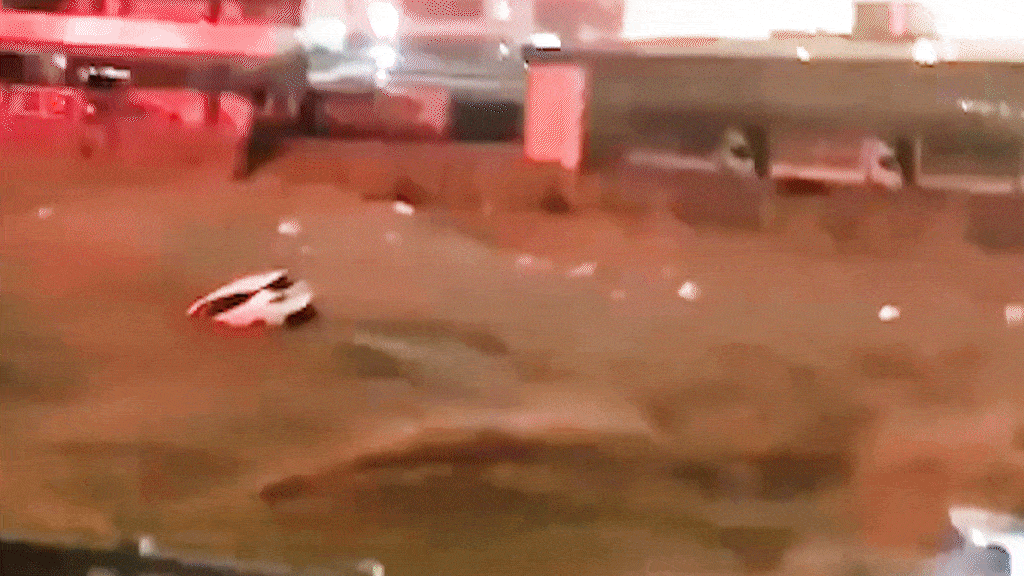 Lũ cuồn cuộn trên đường khi bão Saudel quét qua Trung Quốc