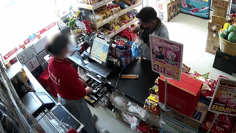 Camera ghi cảnh tên cướp dùng dao đe dọa nữ thu ngân cửa hàng tiện lợi