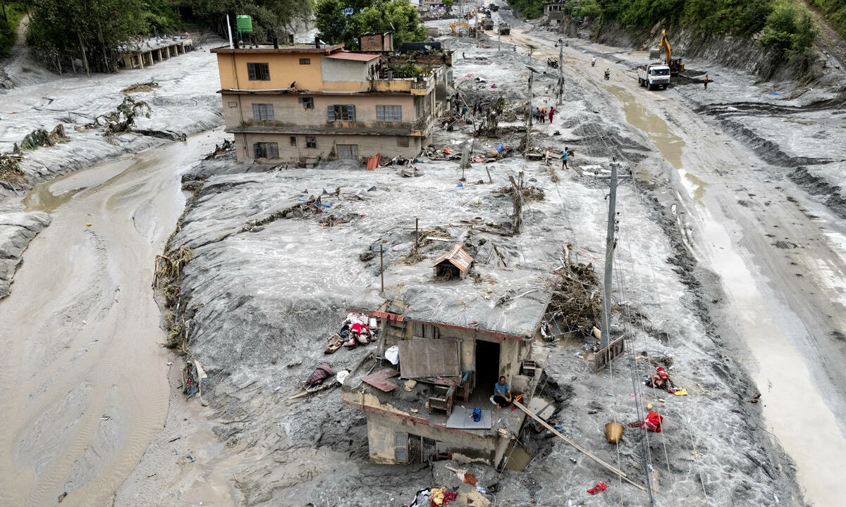 Nhóm hành hương thoát lũ quét Nepal nhờ cầu thang 'phép màu'