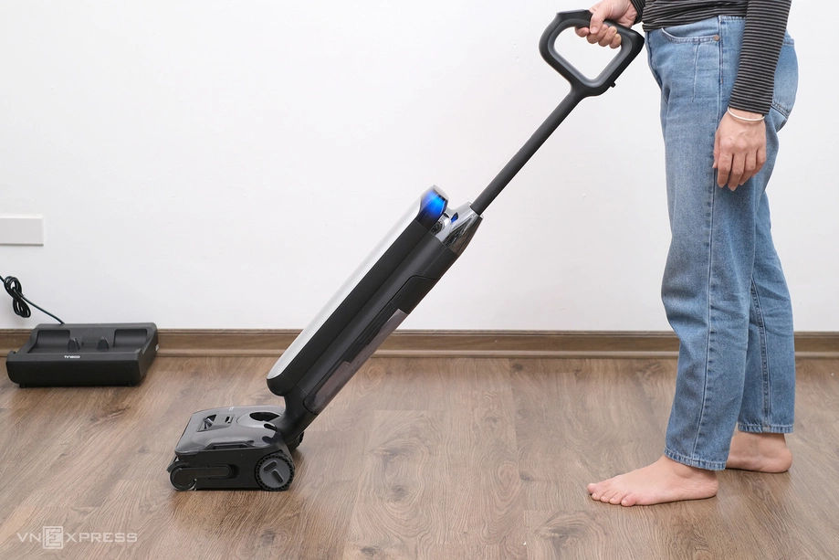 Máy lau sàn khô ướt có thể vừa hút bụi, vừa lau nhà. Ảnh: Tuấn Hưng