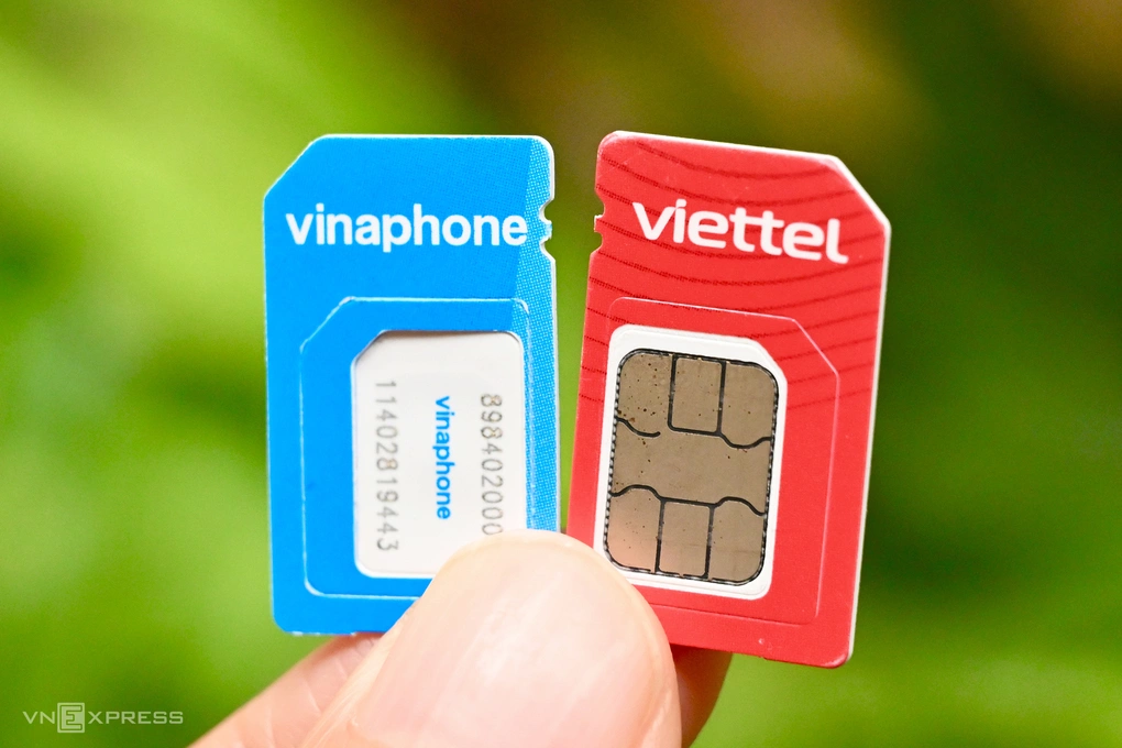 Hai thẻ SIM điện thoại di động. Ảnh: Trọng Đạt