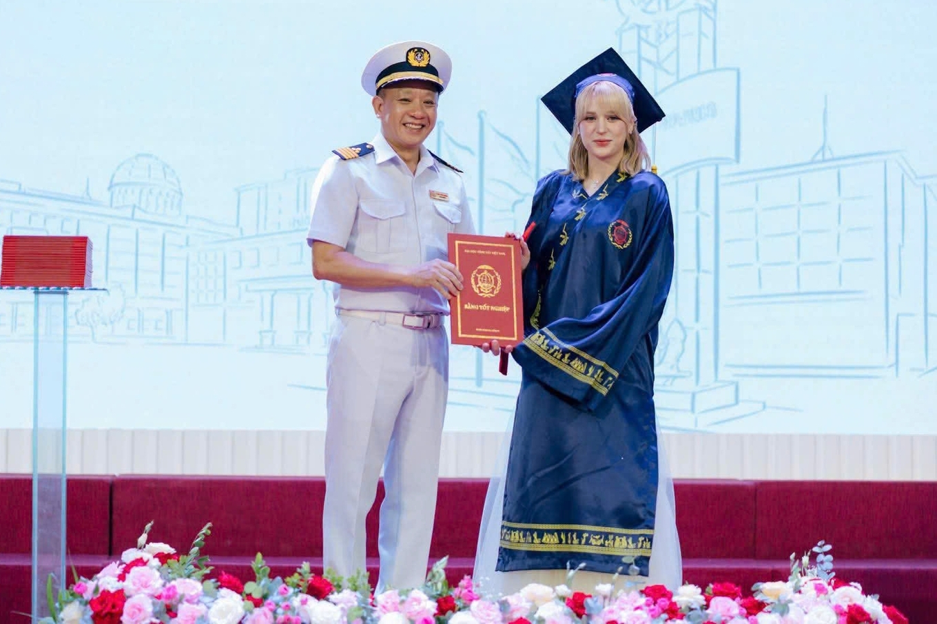Hiba được Hiệu trưởng Đại học Hàng hải trao bằng tốt nghiệp hồi tháng 8/2026. Ảnh: NVCC