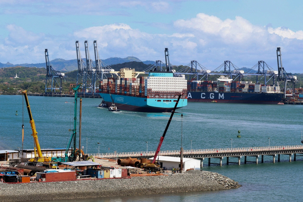 Tàu container hoạt động tại Panama ngày 30/1. Ảnh: Reuters