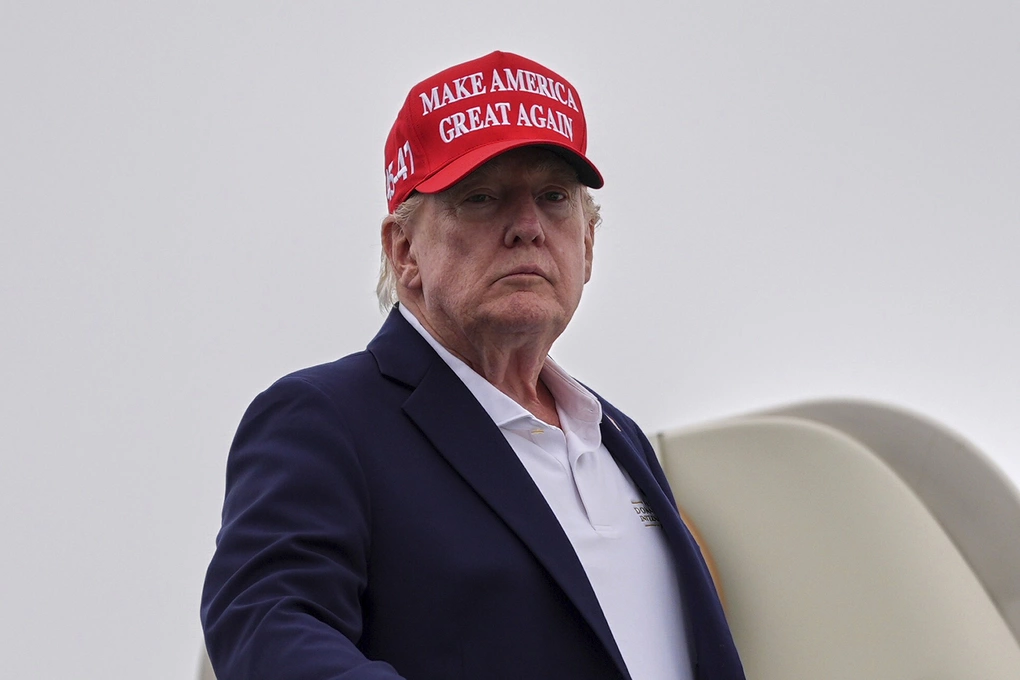 Tổng thống Mỹ Donald Trump bước lên chuyên cơ Không lực Một tại sân bay ở New Jersey ngày 16/8. Ảnh: AP