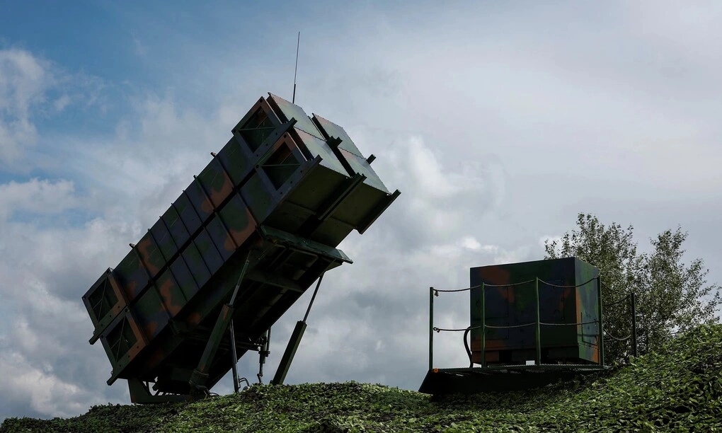 Bệ phóng thuộc tổ hợp phòng không Patriot tại địa điểm không được tiết lộ ở Ukraine hồi tháng 8/2024. Ảnh: Reuters
