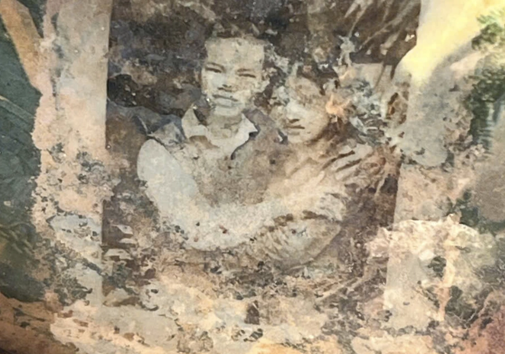 Trong cuốn album ảnh vừa tìm được ở Quế Sơn có nhiều ảnh có thể nhận diện đường nét khuôn mặt. Ảnh: Quang Cường