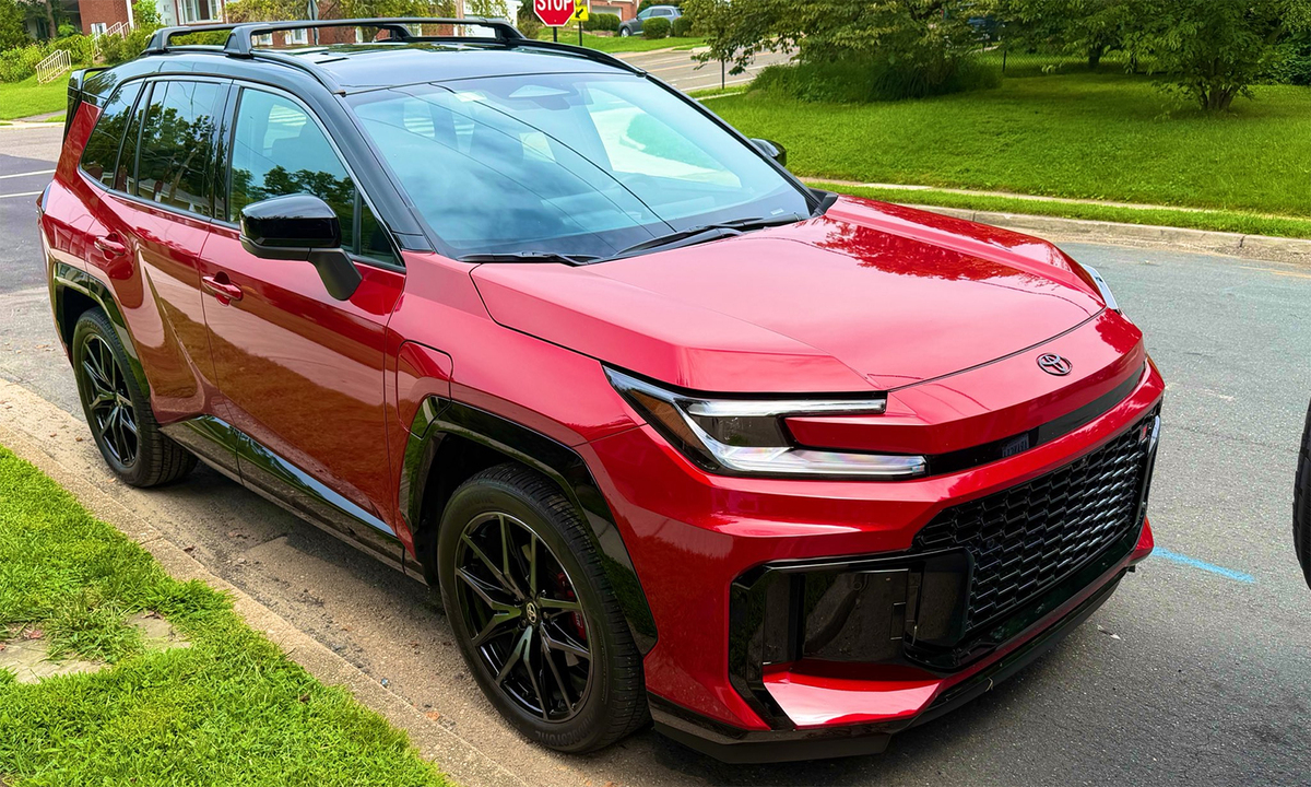 Khách chờ nửa năm để mua SUV bán chạy nhất của Toyota
