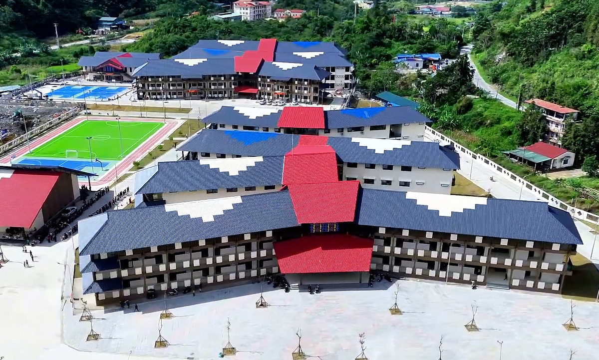 Trường học có thiết kế như trang vở giữa Tây Bắc