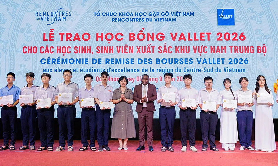 Hơn 300 học sinh, sinh viên nhận học bổng Vallet