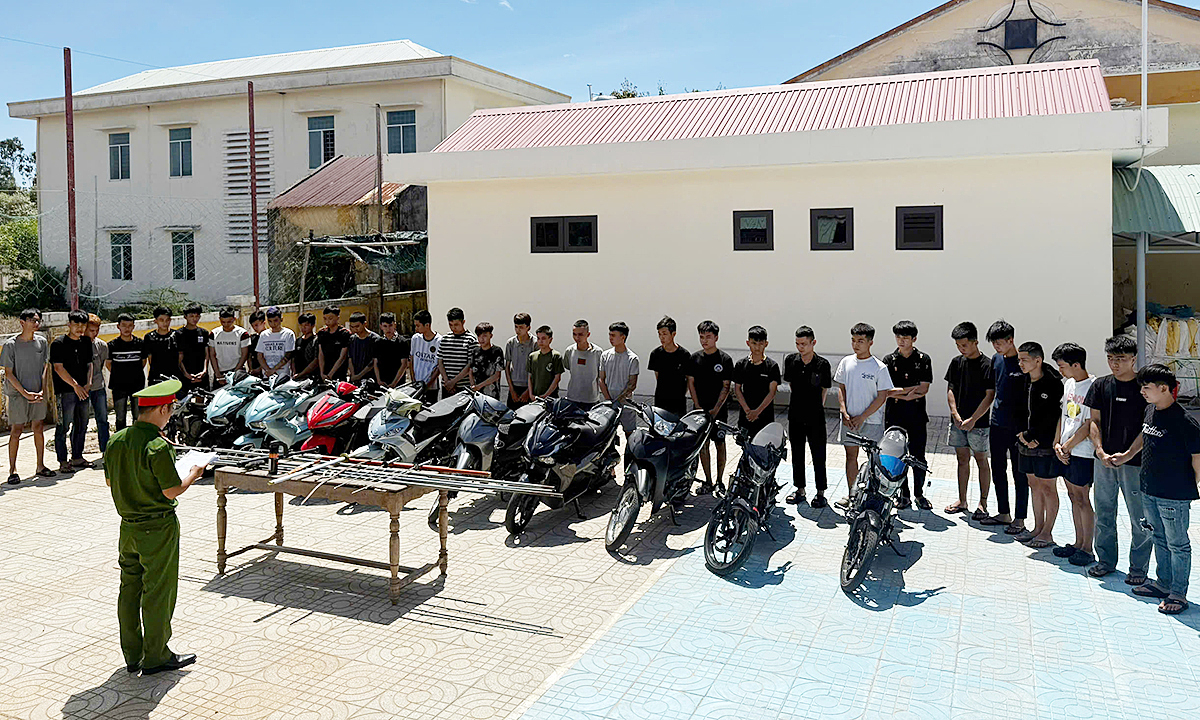 25 thanh thiếu niên hỗn chiến trong đêm, tấn công người đi đường