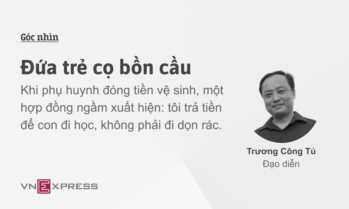 Đứa trẻ cọ bồn cầu