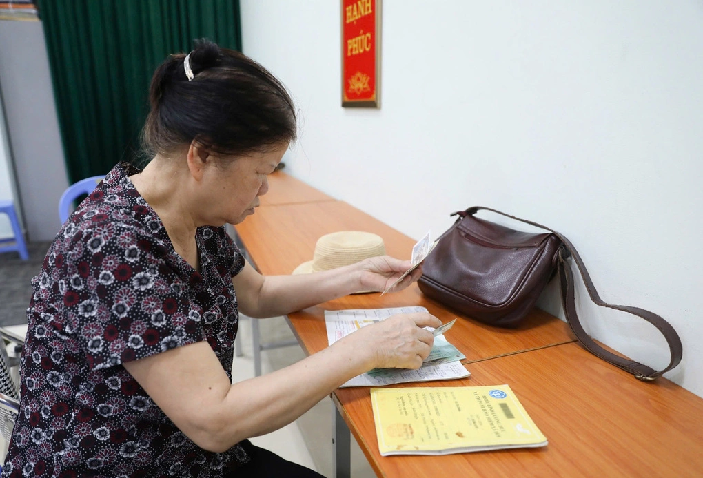 Người cao tuổi ở Hà Nội lĩnh tiền lương hưu tại điểm chi trả. Ảnh: Thu Hương