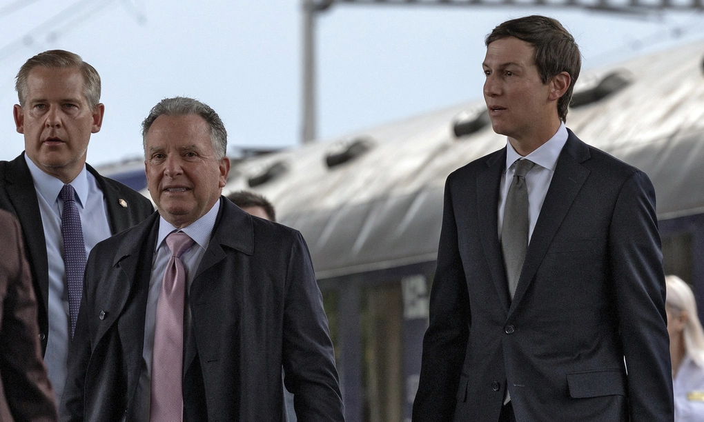 Đặc phái viên Mỹ Steve Witkoff (giữa) và Jared Kushner (phải) tại Kiev, Ukraine ngày 6/9. Ảnh: AFP
