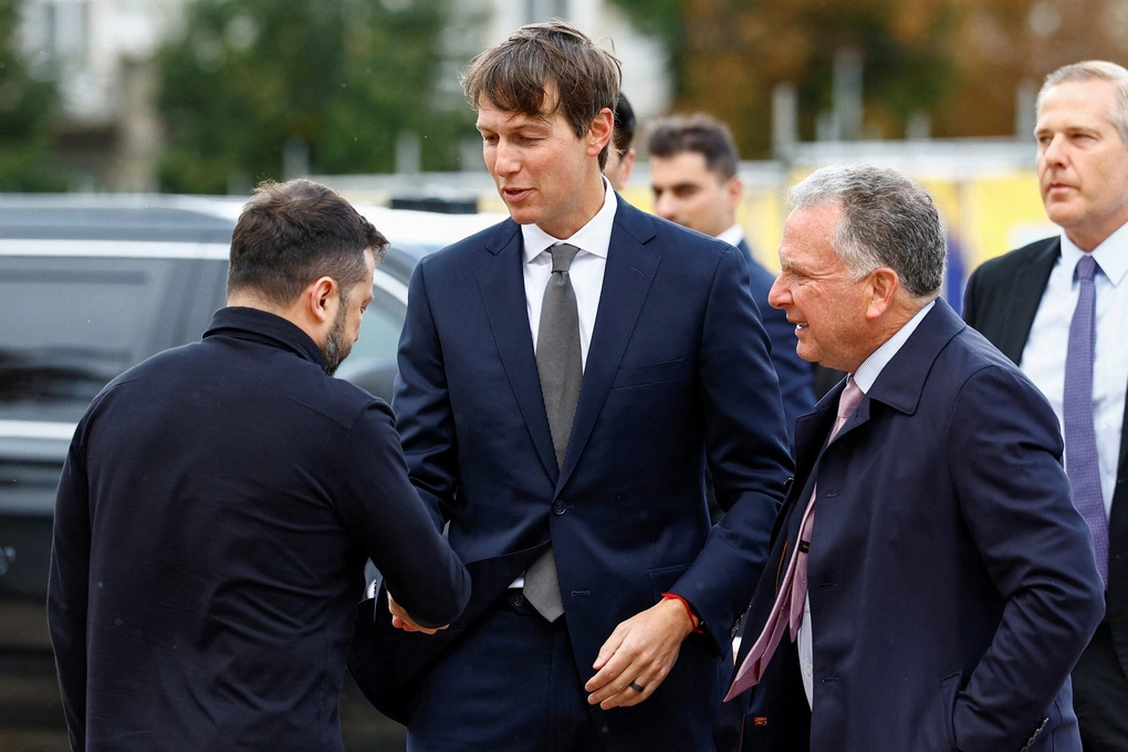 Tổng thống Ukraine Volodymyr Zelensky (trái), đặc phái viên Jared Kushner (giữa) và Steve Witkoff (phải) tại Kiev ngày 6/9. Ảnh: Reuters