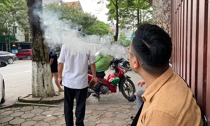 Những phụ huynh vô tư hút thuốc dù nhiều trẻ em ở gần