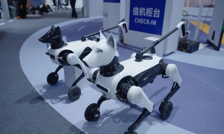 Trung Quốc ra mắt robot chó dẫn đường