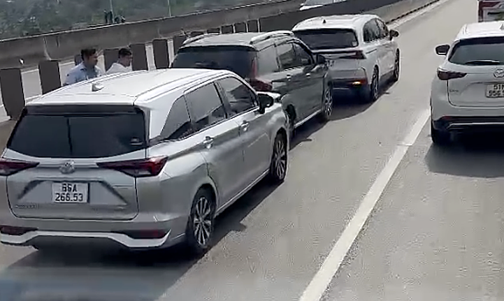 Ba ôtô tông liên hoàn, cao tốc TP HCM - Long Thành ùn tắc 4 km