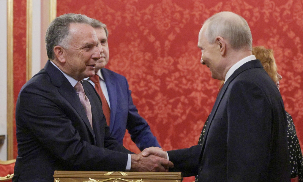 Đặc phái viên Witkoff (trái) bắt tay với Tổng thống Putin tại Moskva ngày 5/9. Ảnh: AFP