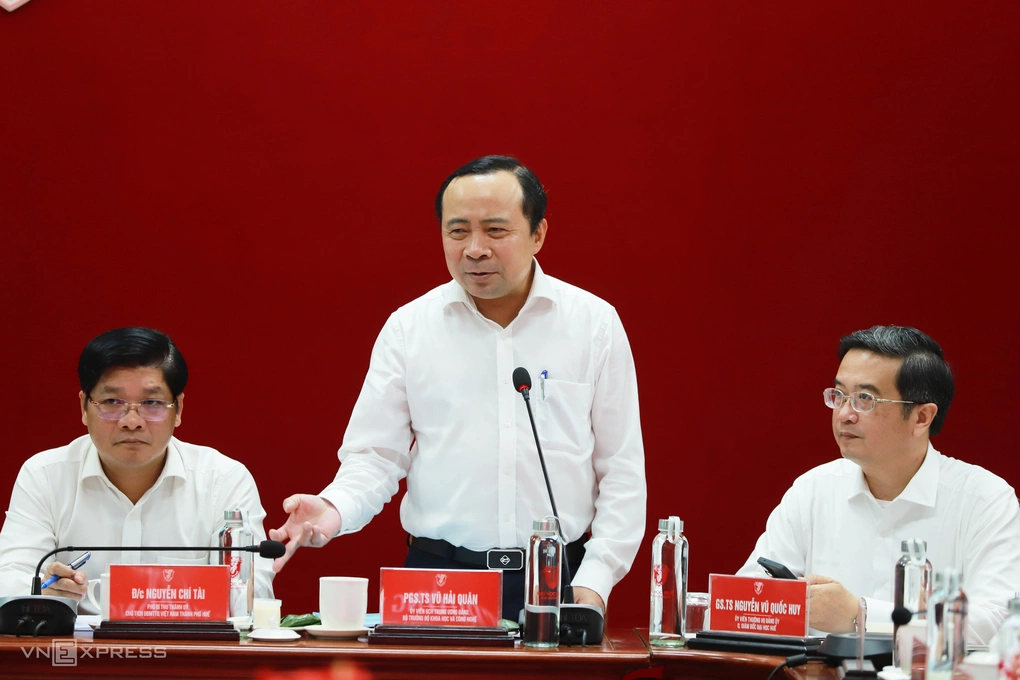 Bộ trưởng Khoa học và Công nghệ Vũ Hải Quân cùng ông Nguyễn Chí Tài, Phó Bí thư Thành ủy Huế. Ảnh: Võ Thạnh
