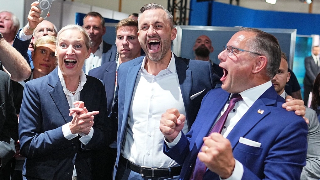 Ulrich Siegmund (giữa), ứng viên hàng đầu của AfD cho vị trí thủ hiến bang Saxony-Anhalt, tại thủ phủ Magdeburg ngày 6/9. Ảnh: AP