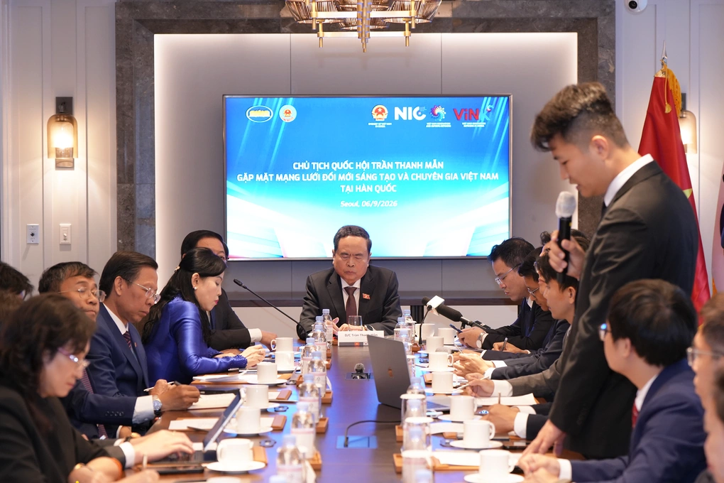 National Assembly Chairman Tran Thanh Man worked with the Vietnamese Innovation and Expert Network in Korea. Photo: Thuy Tien