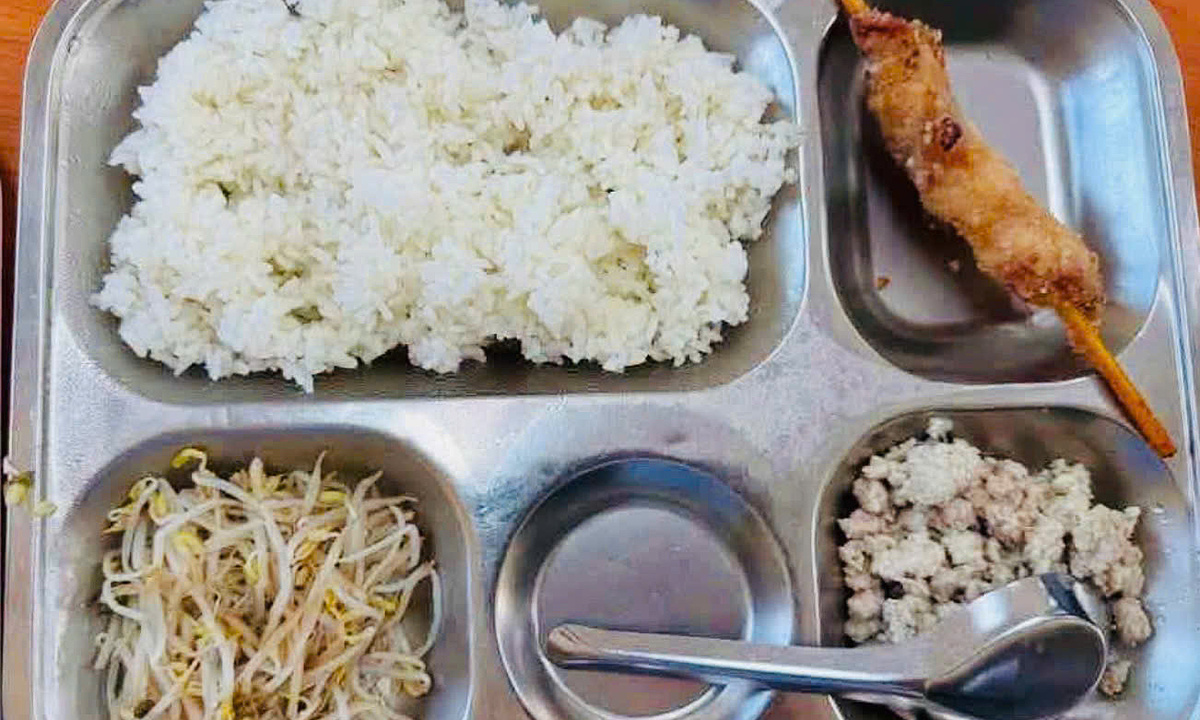 Phụ huynh bức xúc vì suất ăn bán trú 40.000 đồng 'lèo tèo'