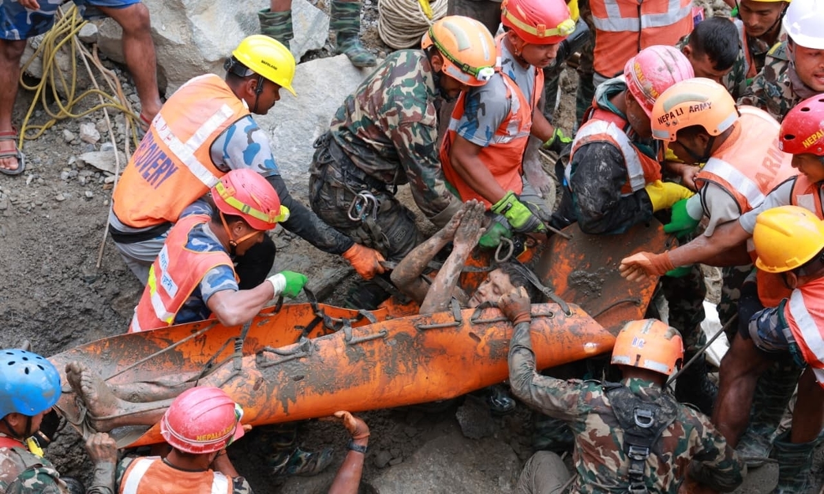 9 ngày cầm cự dưới đường hầm thủy điện của hai công nhân Nepal